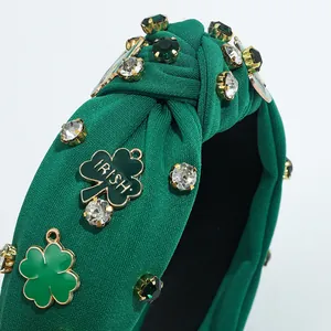 Dettaglio della trama del cerchietto verde annodato di San Patrizio con cristalli e charms