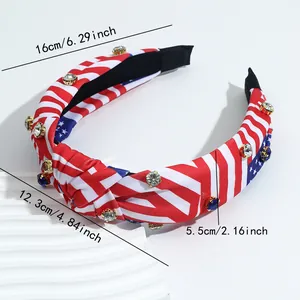 Détail d'un bandeau noué style drapeau USA avec rayures, étoiles et strass brillants
