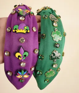 Dettaglio del cerchietto verde con quadrifogli, testo IRISH e strass per San Patrizio