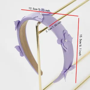 Detalle de diadema de satén morado con mariposas y perlas con dimensiones