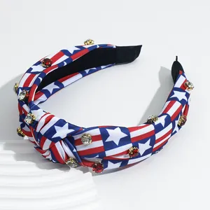 Détail d'un serre-tête noué drapeau USA avec strass rouges et clairs sur tissu