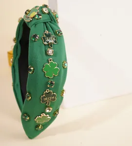Dettaglio del cerchietto per San Patrizio con ciondoli a trifoglio e strass verdi brillanti