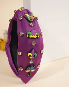Dettaglio del cerchietto viola Mardi Gras con ciondoli a giglio e strass scintillanti