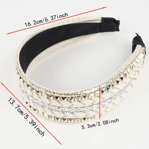 Détail d'un serre-tête tressé beige avec des clous dorés et des garnitures en strass