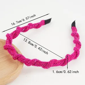 Vue détaillée du bandeau en maille rose avec dimensions et texture tissée scintillante