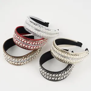 Détails de cinq serre-têtes tressés avec paillettes et clous métalliques losanges