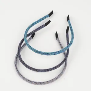 Détail de bandeaux tricotés scintillants en bleu, violet et gris avec fils brillants