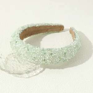 Barokke brede hoofdband met groen-witte steentextuur op een beige achtergrond