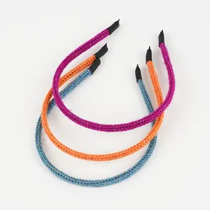 Détails du tricot de bandeaux brillants en fils pailletés violet, orange et bleu