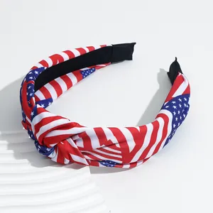 Détail du serre-tête noué avec motif drapeau américain étoiles et rayures sur décor blanc