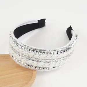 Serre-tête tressé chic avec rivets argentés carrés et strass blancs brillants
