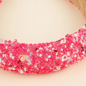 Serre-tête en éponge rose orné de perles carrées colorées et de motifs smiley en résine