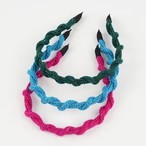 Détail de bandeaux tricotés pailletés en vert, bleu et rose avec texture en spirale