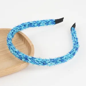 Détail du bandeau tricoté bleu scintillant avec texture douce et embouts protecteurs