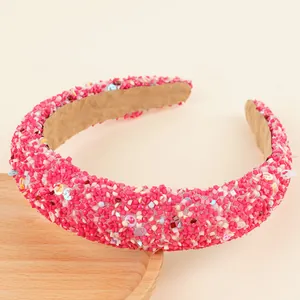 Détail du serre-tête éponge rose avec perles colorées et doublure en velours antidérapant