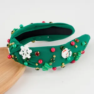Vue détaillée d'un serre-tête vert forêt avec des perles de Noël et des bonshommes