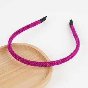 Détail du bandeau tricoté violet avec fil brillant et embouts de protection noirs