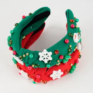 Détail de serre-tête de Noël perlé avec nœud en tissu, flocons de neige et strass festifs