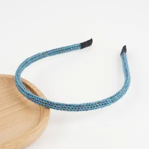Détail du bandeau tricoté bleu avec fils pailletés et doublure intérieure douce pour femme