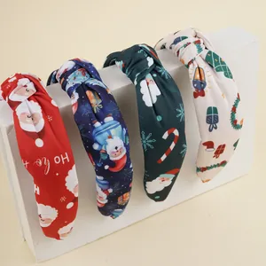 Détail de bandeaux de Noël à nœuds avec des imprimés festifs du Père Noël