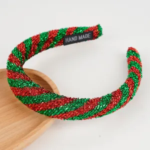 Detail eines rot-grünen Weihnachts-Haarreifs mit Glitzereffekt und handgemachtem Etikett