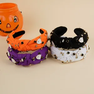 Details von Halloween-Stirnbändern mit glänzenden Strasssteinen und Geisteranhängern