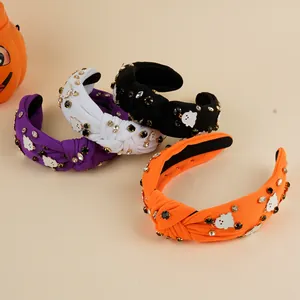 Nahaufnahme von Halloween-Haarreifen mit Knoten, Strasssteinen und kleinen Geistern