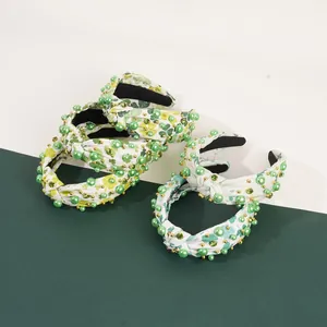 Détail de quatre serre-têtes de la Saint-Patrick avec trèfles, perles et strass brillants