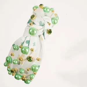 Détails du serre-tête de la Saint-Patrick avec motif trèfle et broderie de perles vertes