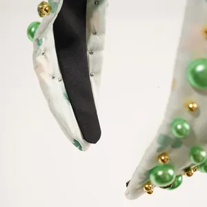 Détail d'un serre-tête Saint-Patrick avec imprimé trèfle, perles vertes et rivets
