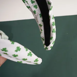 Gros plan d'un serre-tête Saint-Patrick avec imprimé trèfle vert et coutures soignées
