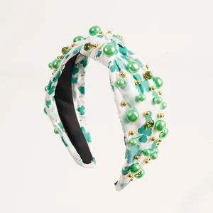 Détail du serre-tête St. Patrick avec trèfles verts, perles et cristaux fins
