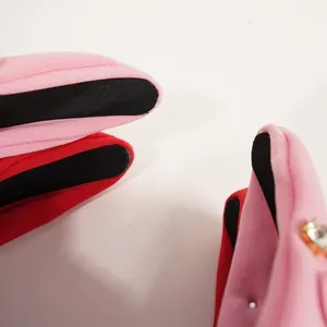 Primer plano detallado de la diadema de punto rosa y roja con diamantes de imitación
