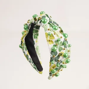 Détail du serre-tête de la Saint-Patrick avec trèfles et perles d'imitation vertes
