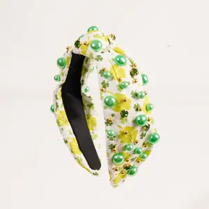Détail du serre-tête de la Saint-Patrick avec trèfles verts et perles nacrées