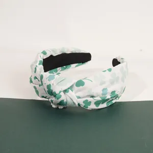 Détail du serre-tête noué avec motifs de trèfles verts pour la Saint-Patrick