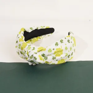 Détails de motifs trèfles verts sur un serre-tête noué blanc pour la Saint-Patrick