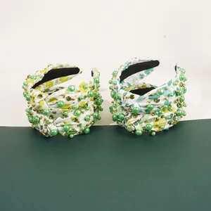 Détail de serre-têtes trèfle vert avec perles et strass pour la fête de la Saint-Patrick