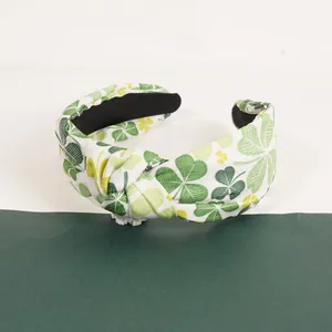 Détail du serre-tête en tissu noué avec imprimé trèfle vert pour la Saint-Patrick