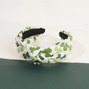 Détail d'un serre-tête noué blanc avec motifs trèfles verts pour la Saint-Patrick