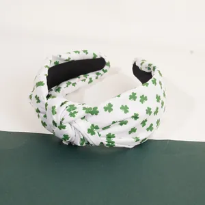 Détail d'un serre-tête noué blanc avec motifs trèfles verts pour la Saint-Patrick