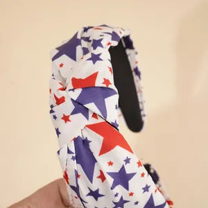 Bandeau noué avec motifs d'étoiles rouges et bleues sur tissu blanc de la fête nationale