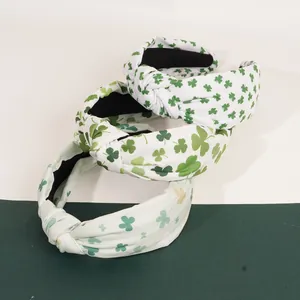 Détail de trois serre-têtes noués pour la Saint-Patrick avec motifs de trèfle vert