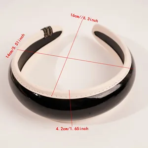 Dettaglio del cerchietto in pelle PU nera lucida con misure: 14 cm di larghezza e 16 cm di altezza