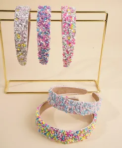 Detailansicht von 5 bunten Haarreifen mit Glitzersternen, Herzen und kleinen Perlen