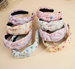 Detail von sortierten geknoteten Haarbändern mit Blumenmuster und Antirutsch-Futter