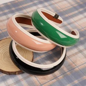 Set di cerchietti larghi in pelle PU lucida rosa, verde e nero con cuciture a contrasto