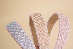 Detail von Satin-Haarbändern mit Kunstperlen und Marquise-Kristallen in Pastellfarben