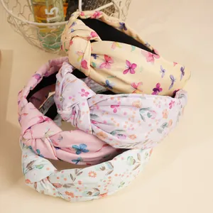 Detail von vier Vintage-Stirnbändern mit Blumenmuster in sanften Pastellfarben