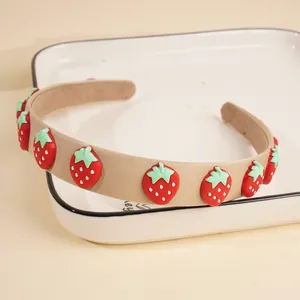 Detailansicht des beigen Stoff-Haarreifens mit süßen 3D-Erdbeeren und rutschfester Struktur